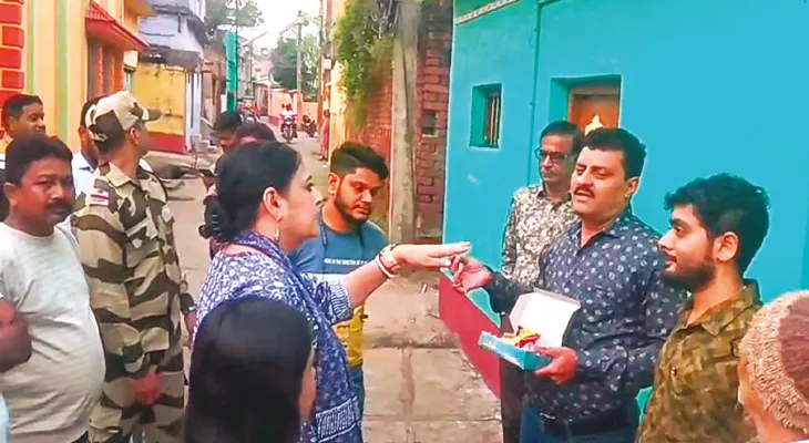 অভিনব প্রতিবাদ, অগ্নিমিত্রাকে মিষ্টি খাইয়ে কাজের হিসেব চাইলেন জনতা