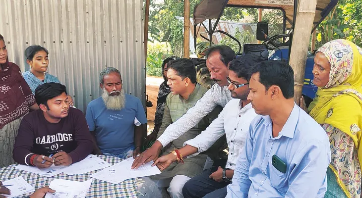 চাঁচলে এসআইআরের ইনিউমারেশন ফর্ম পূরণ, পরিযায়ী শ্রমিকদের সমস্যা মেটাতে প্রতি ব্লকে সহায়তা কেন্দ্র শ্রমদপ্তরের