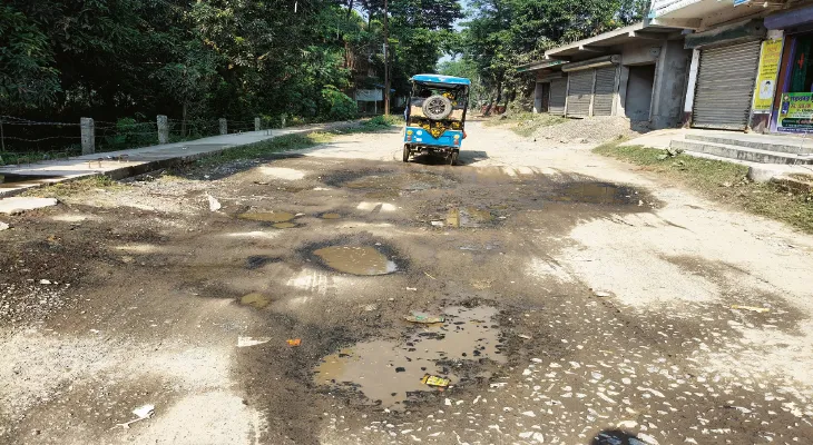 সাত কিমি রাস্তা বেহাল, নরক যন্ত্রণা চারটি গ্রামের বাসিন্দাদের