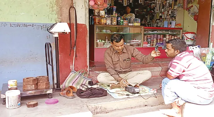 খাদ্য সামগ্রীর পরিবর্তে পাল্লায়  ইট, বালি দিয়ে বায়োমেট্রিক লিঙ্ক, নলহাটিতে রেশন ডিলারের বেনিয়মের প্রতিবাদ গ্রাহকদের