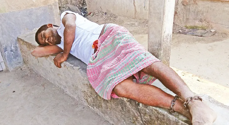 মঙ্গলকোট: ক্যানসার কেড়েছে বাবাকে, মানসিক ভারসাম্য হারিয়ে শিকলবন্দি সার্থক