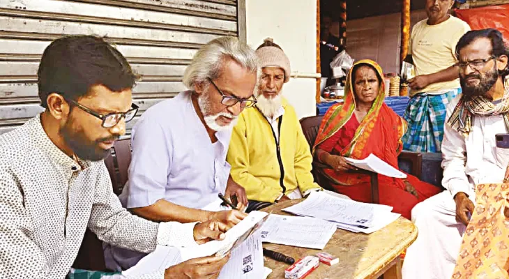 সকাল থেকে টেবল পেতে বসে হাকিম চাচা