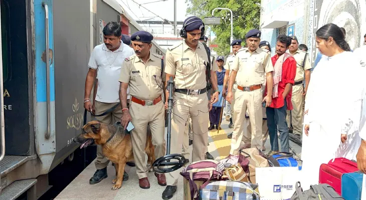 দিল্লি বিস্ফোরণের জের কড়া নজরে জঙ্গলমহল, স্নিফার ডগ নিয়ে বাঁকু‌ড়া স্টেশনে তল্লাশি