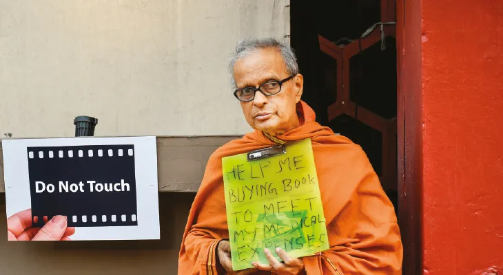 চিকিত্সার খরচ জোগাতে ‘উৎসবে’ বই হাতে সন্ন্যাসী