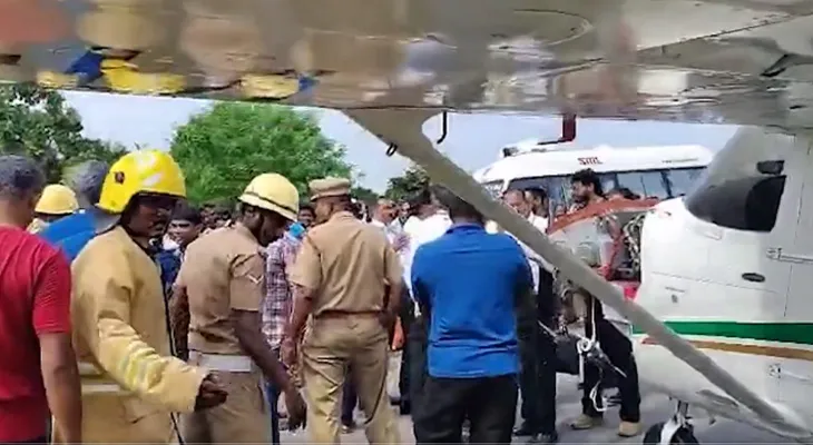 তামিলনাড়ুর পুদুকোট্টাইয়ের জাতীয় সড়কে জরুরি অবতরণ একটি প্রশিক্ষণরত বিমানের