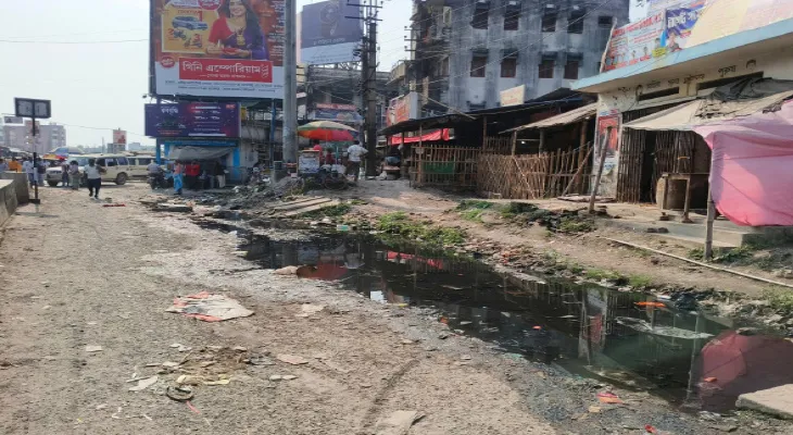 কালিয়াচক চৌরঙ্গীর বাসস্ট্যান্ডে নিকাশি বেহাল, দুর্গন্ধে পথ চলা দায় যাত্রীদের