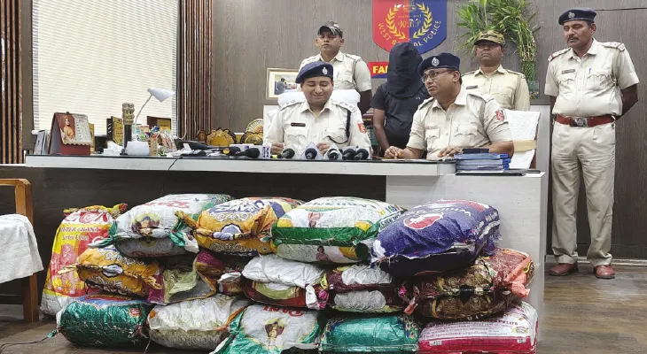 ফরাক্কায় নাকা তল্লাশি, পণ্যবাহী গাড়িতে ১৬৮ কেজি গাঁজা উদ্ধার