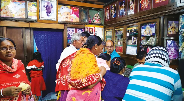 মাছি তাড়ানো স্টুডিওগুলোতে এখন ছবি তোলার লাইন, পোয়াবারো মালিকদের
