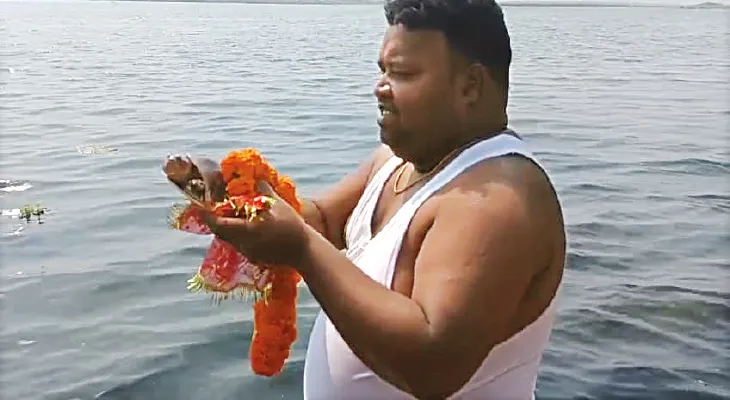ধরা পড়া কচ্ছপ বাজারে এলেই উদ্ধার করে জলাশয়ে ছাড়েন দুর্গাপুরের বাসিন্দা