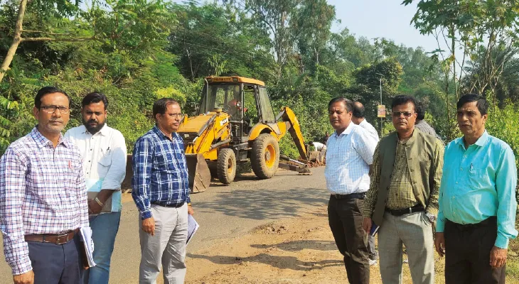 দেড় মাস পর ফের শুরু কাঁকসার আড়া মোড় থেকে শিবতলা পর্যন্ত রাস্তার কাজ