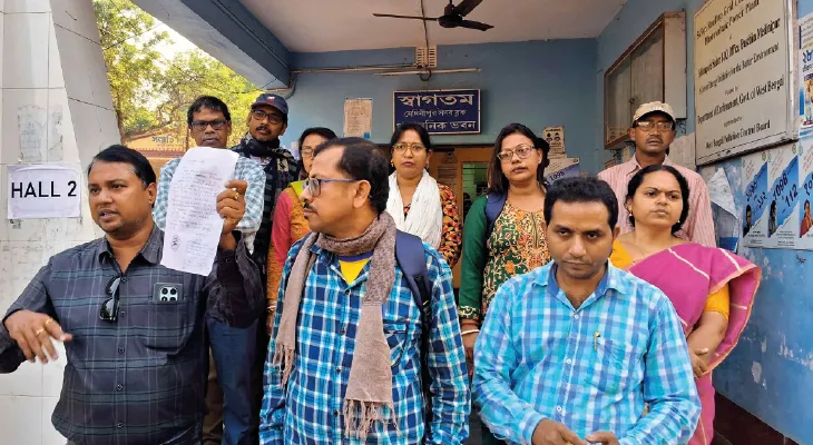 ডেটা এন্ট্রির কাজে গররাজি মেদিনীপুরে বিএলওদের বিক্ষোভ