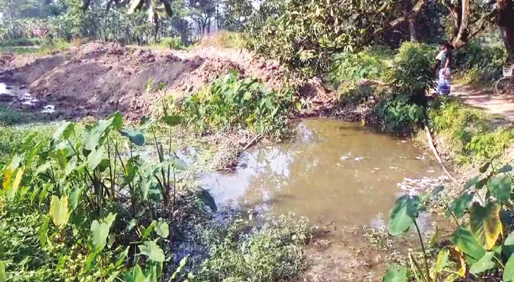 নিকাশি খাল ভরাটের অভিযোগ, হাড়োয়ায় বিক্ষোভ এলাকাবাসীর
