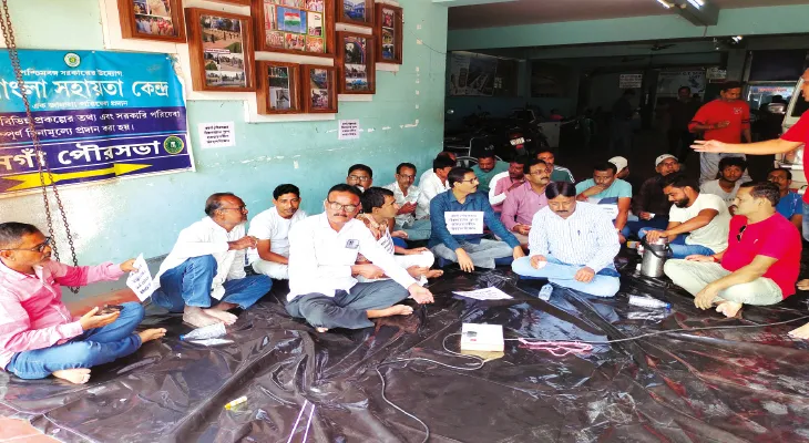 বনগাঁয় বকেয়া আদায়ের দাবিতে ঠিকাদারদের অবস্থান বিক্ষোভ