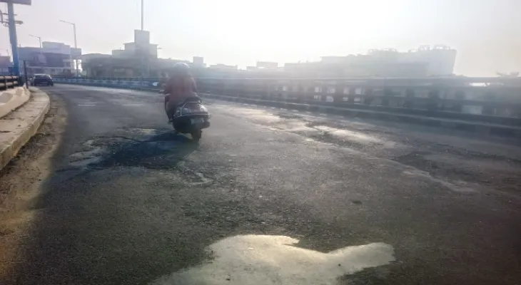 নাগেরবাজার উড়ালপুলে খানাখন্দ, সংস্কারের দাবি