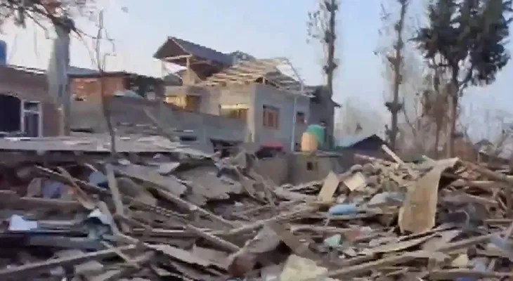 দিল্লিতে বিস্ফোরণকাণ্ড: সন্দেহভাজন আত্মঘাতী জঙ্গি উমরের পুলওয়ামার বাড়ি গুঁড়িয়ে দিল জম্মু ও কাশ্মীর প্রশাসন