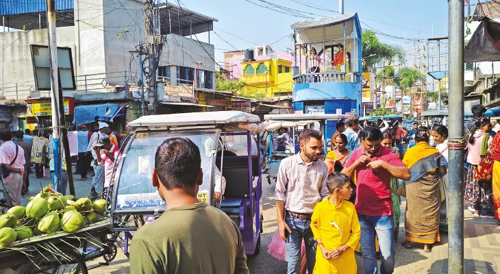 দখলদারির জেরে সংকীর্ণ হয়েছে নবদ্বীপ ফেরিঘাট যাওয়ার রাস্তা, নাভিশ্বাস উঠছে পর্যটক, যাত্রীদের