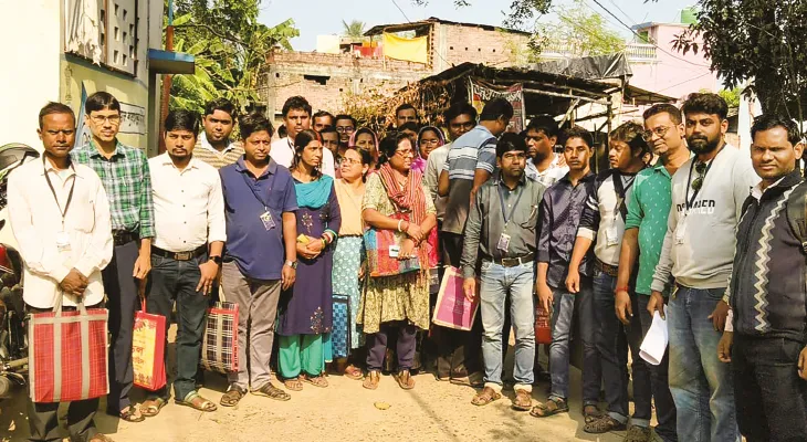 দক্ষিণবঙ্গজুড়ে এসআইআর: ভীষণ কাজের চাপ, প্রশাসনের বৈঠক ছাড়লেন ক্ষুব্ধ বিএলওরা
