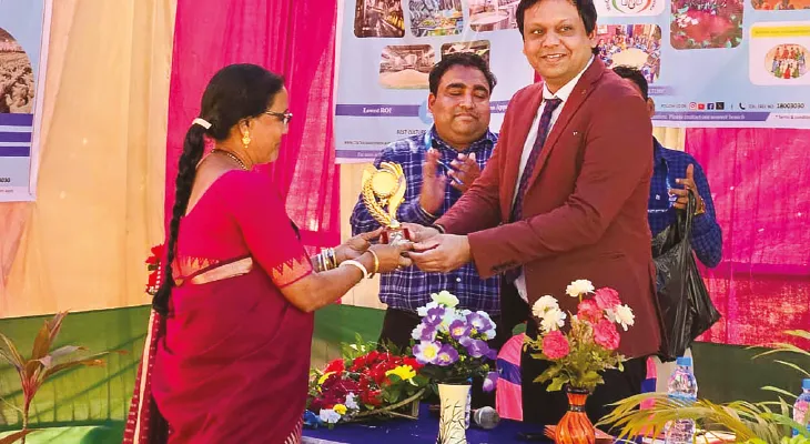 ব্যাঙ্ক থেকে ঋণ পেয়ে স্বাবলম্বী হচ্ছেন লোধাশুলি, শালবনীর অনেক মহিলা