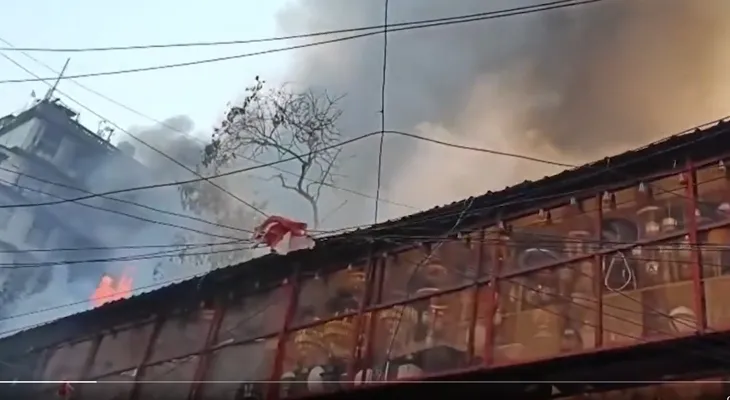 কলকাতার এজরা স্ট্রিটের ইলেকট্রিক সরঞ্জামের গুদামে বিধ্বংসী আগুন, দমকলের কুড়িটা ইঞ্জিন কাজ করছে