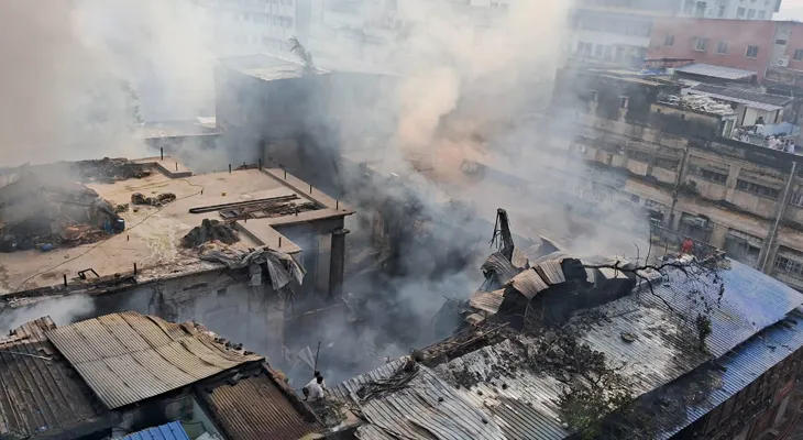 কলকাতায় বিধ্বংসী অগ্নিকাণ্ড, দাউদাউ করে জ্বলছে ইলেকট্রিক সরঞ্জামের গুদাম