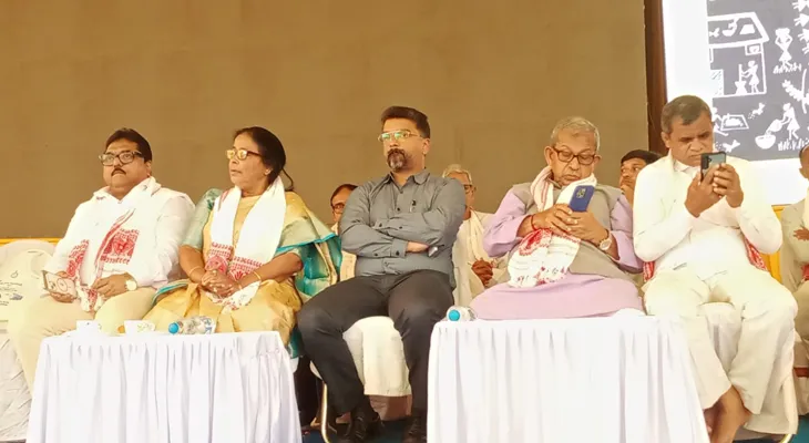 শালবনীতে জয় জোহার মেলার উদ্বোধনে মন্ত্রী মানস রঞ্জন ভূঁইয়া, মন্ত্রী শ্রীকান্ত মাহাত, জেলা পরিষদের সভাধিপতি প্রতিভারনি মাইতি, জেলাশাসক বিজন কৃষ্ণা সহ অন্যান্যরা