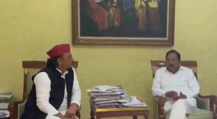 বেঙ্গালুরুতে কর্ণাটকের স্বরাষ্ট্রমন্ত্রী জি পরমেশ্বরের সঙ্গে দেখা করলেন সপা প্রধান অখিলেশ যাদব