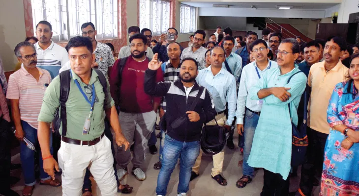 হদিশ নেই রাজ্যের ৫৫ লক্ষ ভোটারের! এসআইআর ফর্ম দিতে তিনবার বাড়ি গিয়েও ফিরে এসেছেন বিএলও