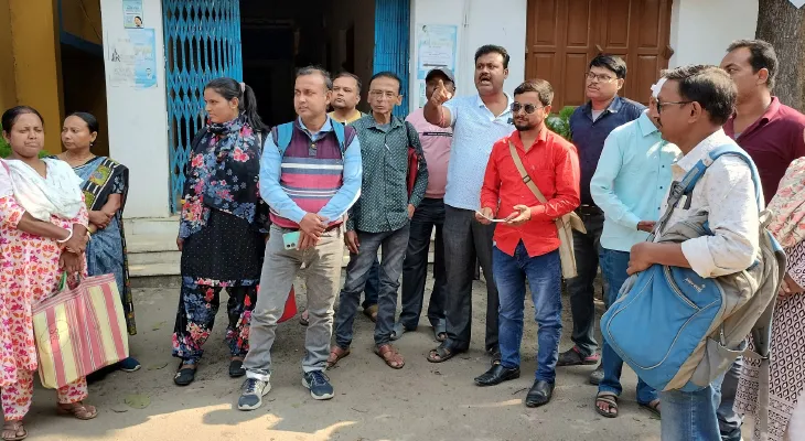 রানাঘাটে ডেটা এন্ট্রি অপারেটরের  দাবি নিয়ে বিএলওদের বিক্ষোভ