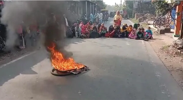 বাগনানে খুনকাণ্ডে অভিযুক্তরা অধরা, পথ অবরোধ করে বিক্ষোভ গ্রামবাসীদের