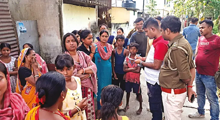 বালুরঘাটের চোলাই খেয়ে যুবকের মৃত্যু, বিক্ষোভে প্রমীলা বাহিনী, মদের ঠেক ভাঙল পুলিশ ও আবগারি দপ্তর