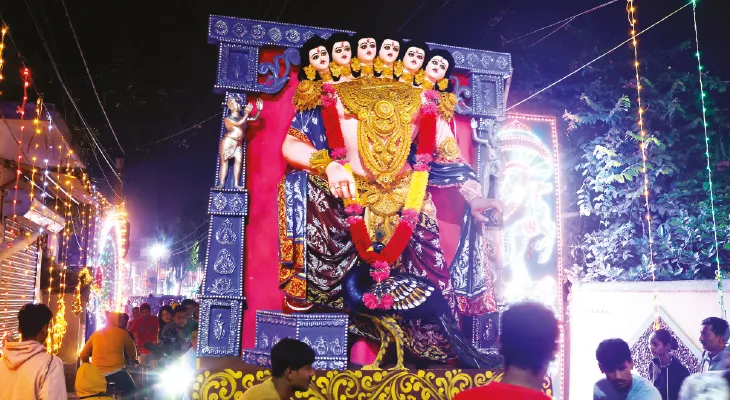 রকমারি নাম আর গড়নের কার্তিকের সমাবেশ, পুজোর প্রথম দিনেই বাঁশবেড়িয়ায় মানুষের ঢল