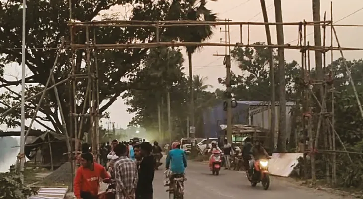 রক্তদান শিবিরের তোরণ তৈরি নিয়ে আইএসএফ-তৃণমূলের বচসা, সংঘর্ষ