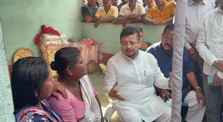 এসআইআর আতঙ্কে আত্মঘাতীর বাড়িতে তৃণমূলের সাংসদ-বিধায়ক