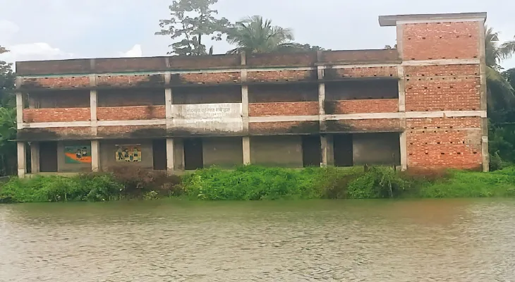 পড়ুয়া নেই, কাঁথির জুনিয়র হাইস্কুল এখন ফাঁকা দোতলা ‘ভূতুড়ে’ বাড়ি!
