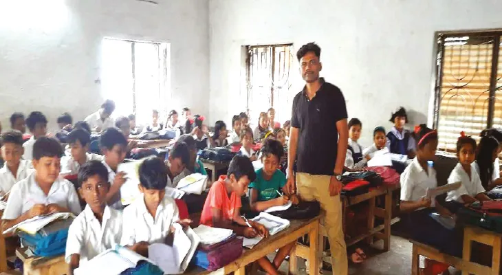 পড়ুয়ার সংখ্যা ৯১ জন, শিক্ষক এক! কালনার নতুনচর স্কুল নিয়ে ক্ষুব্ধ গ্রামবাসীরা