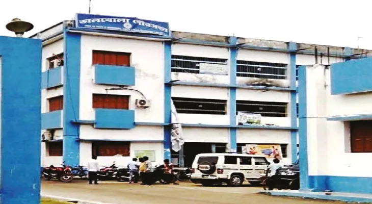 ডালখোলা পুরসভায় স্থগিত বৈঠক গোপন ডেরায় ‘বিদ্রোহী’ কাউন্সিলাররা!