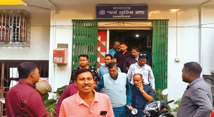 রবি ঘোষের ইস্তফা ইস্যুতে পার্থপ্রতিমের বাড়িতে বৈঠক, চিঠি দিচ্ছেন দলনেত্রীকে