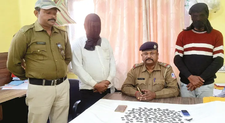 সাঁইথিয়ায় ১৫০টি নকল সোনার কয়েন সহ ২ প্রতারক পাকড়াও