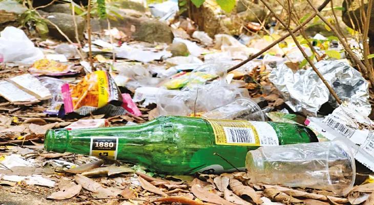 দুবরাজপুরে বাড়ছে পর্যটকদের ভিড়, মামা-ভাগ্নে পাহাড়ে মদের বোতল ও প্লাস্টিক, ক্ষোভ