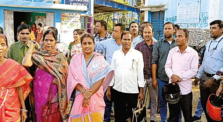 খড়গ্রামে শিশুশিক্ষা কেন্দ্রের দুই শিক্ষিকাই বিএলও, বন্ধ পাঠদান
