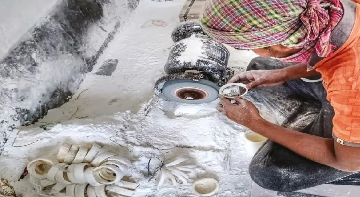 সোনার দাম বাড়ায় বিয়ের মরশুমে বিক্রি নিয়ে চিন্তিত শাঁখা কারবারিরা