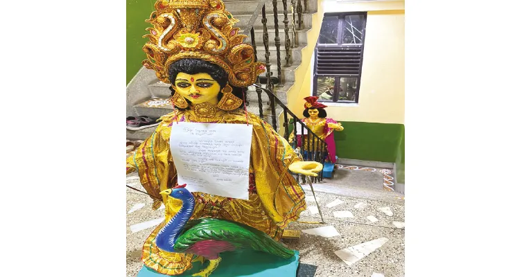বিজেপি নেতার দুয়ারে ডজন খানেক কার্তিক, ঘরে তুললেন একজোড়া