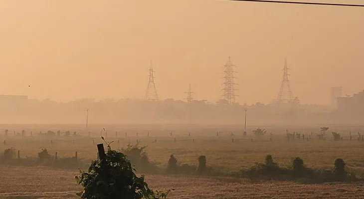 শীতের সকালে কুয়াশাচ্ছন্ন খড়্গপুর