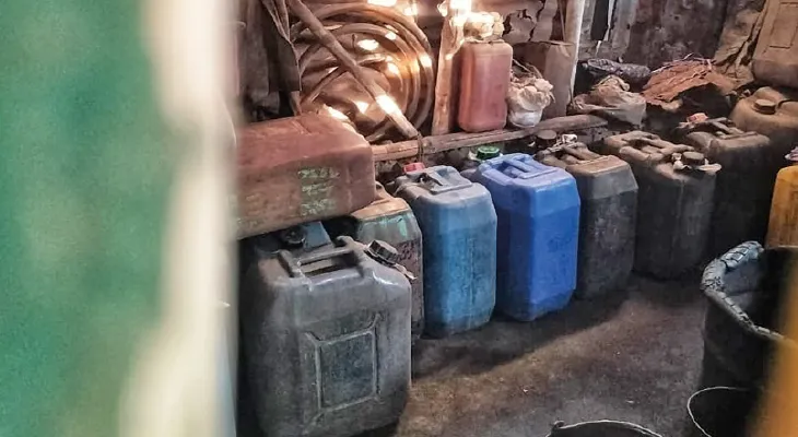 আন্দুল রোডের দু’ধারে কাটা তেলের সাম্রাজ্য! জেনেও নীরব প্রশাসন, অভিযোগ স্থানীয়দের