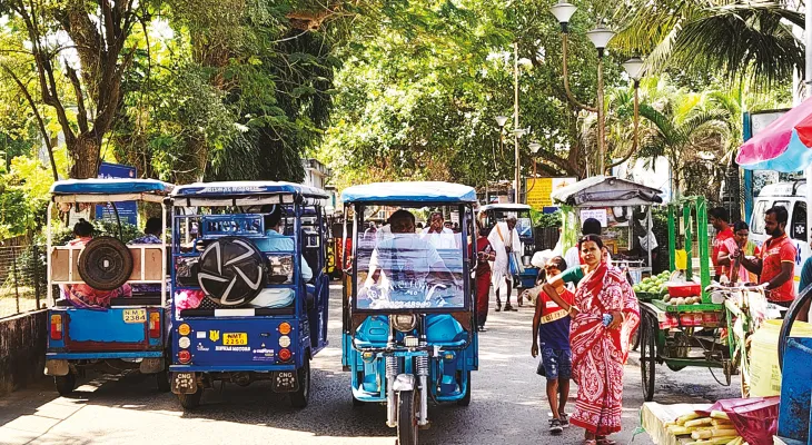নবদ্বীপের হাসপাতাল চত্বরে টোটো, স্কুটির অবৈধ পার্কিং, জেরবার রোগী