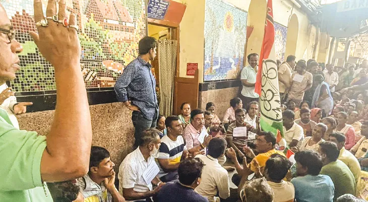 দীর্ঘদিন ভাঙা ওভারব্রিজ, বারাকপুরে স্টেশন ম্যানেজারের ঘর আটকে বিক্ষোভ তৃণমূলের