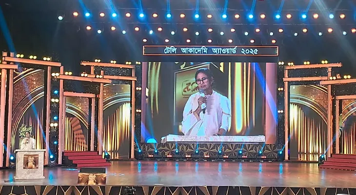টেলি অ্যাকাডেমি অ্যাওয়ার্ডের অনুষ্ঠানে বক্তব্য রাখছেন মুখ্যমন্ত্রী মমতা বন্দ্যোপাধ্যায়