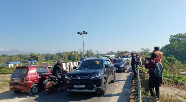 আচমকা বীরপাড়ার গ্যারগেন্দা সেতু বন্ধ করায় তীব্র যানজট জটেশ্বর-ফালাকাটায়