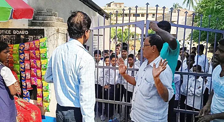 চড় উঁচিয়ে হেডস্যারকে হুমকি তৃণমূল নেতাদের, নন্দকুমারের স্কুলে অচলাবস্থা, ক্ষুব্ধ স্থানীয়রা