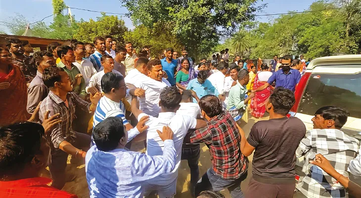 শতাব্দীর সামনেই তৃণমূল নেতাদের মার, তোলাবাজিতে অভিযুক্ত অঞ্চল সভাপতি, চাঞ্চল্য